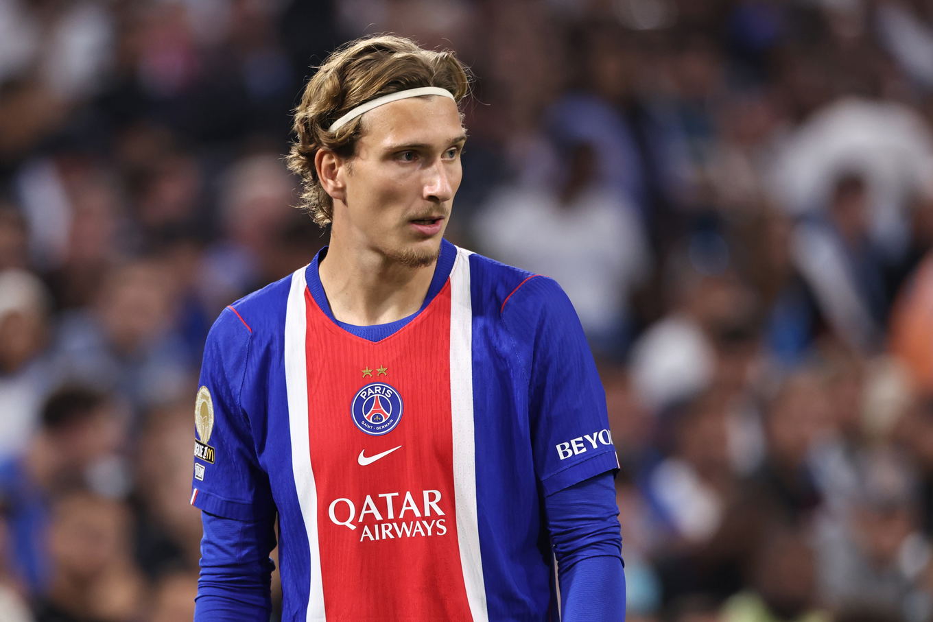 Mika Godts del Paris Saint-Germain durante el partido de la Ligue 1 contra el Olympique de Marsella en el Stade Vélodrome de Marsella