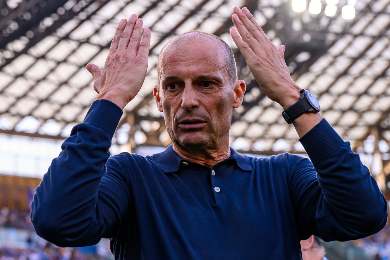El entrenador del Napoli, Massimiliano Allegri, reacciona durante el partido de la Serie A contra el Como en el Estadio Diego Armando Maradona de Nápoles