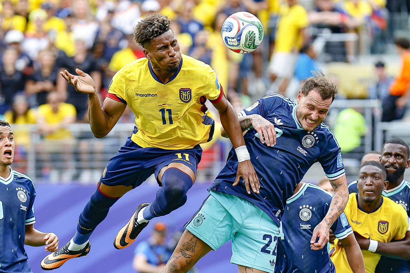 Kevin Rodríguez de Ecuador remata ante David Raum de Alemania durante el partido del Mundial 2026 en el MetLife Stadium de East Rutherford