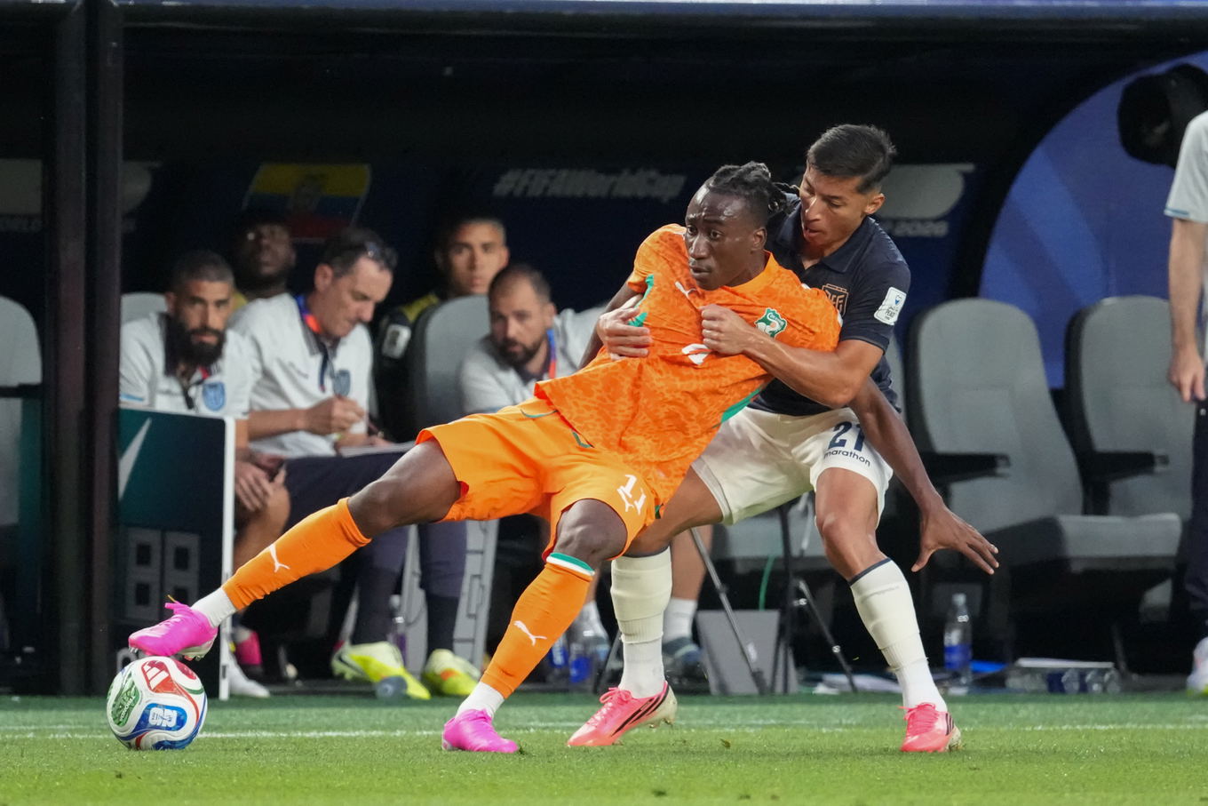 Yan Diomande protege el balón de Alan Franco durante el partido del Mundial 2026 de Costa de Marfil contra Ecuador