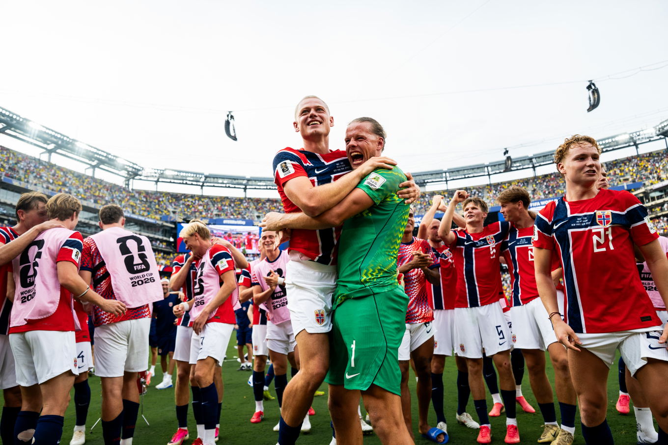 Julian Ryerson y el portero Ørjan Nyland de Noruega celebran tras el partido de octavos de final del Mundial 2026 contra Brasil en Nueva Jersey